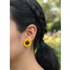 Proč si zamilovat náušnice Slunečnice Paulyn Charm:  Symbol radosti, světla a optimistické energie  Ručně háčkované technikou micro crochet – každý pár je originál  Možnost vybrat si barvu podle Vašeho stylu  Lehoučké, pohodlné a vhodné i pro celodenní nošení  Jemný, ale zářivý detail, který rozjasní každý outfit  Skvělý dárek s hlubokou symbolikou