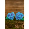 Ručně háčkované náušnice v technice micro crochet zachycují kouzlo drobných kvítků hortenzie. Každý pár je originál, tvořený s maximální péčí a láskou k detailu. Můžete si vybrat barvu, která nejlépe vystihuje Vaši osobnost – jemnou růžovou, zářivě bílou, elegantní fialovou nebo originální modrou.