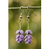 Styling Tip: Levandulové náušnice krásně doplní bílé letní šaty, pastelové tóny i světlou lněnou košili. Působí jemně romanticky, ale zároveň elegantně – takže je unosíte jak na procházku přírodou, tak i na letní večerní setkání.