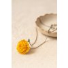 Řetízek s přívěskem Aksamitník – ručně háčkovaný šperk, který vám při každém nošení vnese do duše radost, optimismus a pocit lehkosti. Květina narozených v říjnu, talisman vitality a ženské síly.