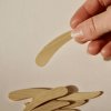 Naše kosmetika je navržena tak, aby byla bezpečná a hygienická i při nabírání prsty – díky tomu, že neobsahuje vodu, se v ní nemnoží bakterie. Pokud ale preferujete jiný způsob aplikace, máme pro vás elegantní a praktické řešení – bambusovou špachtličku.