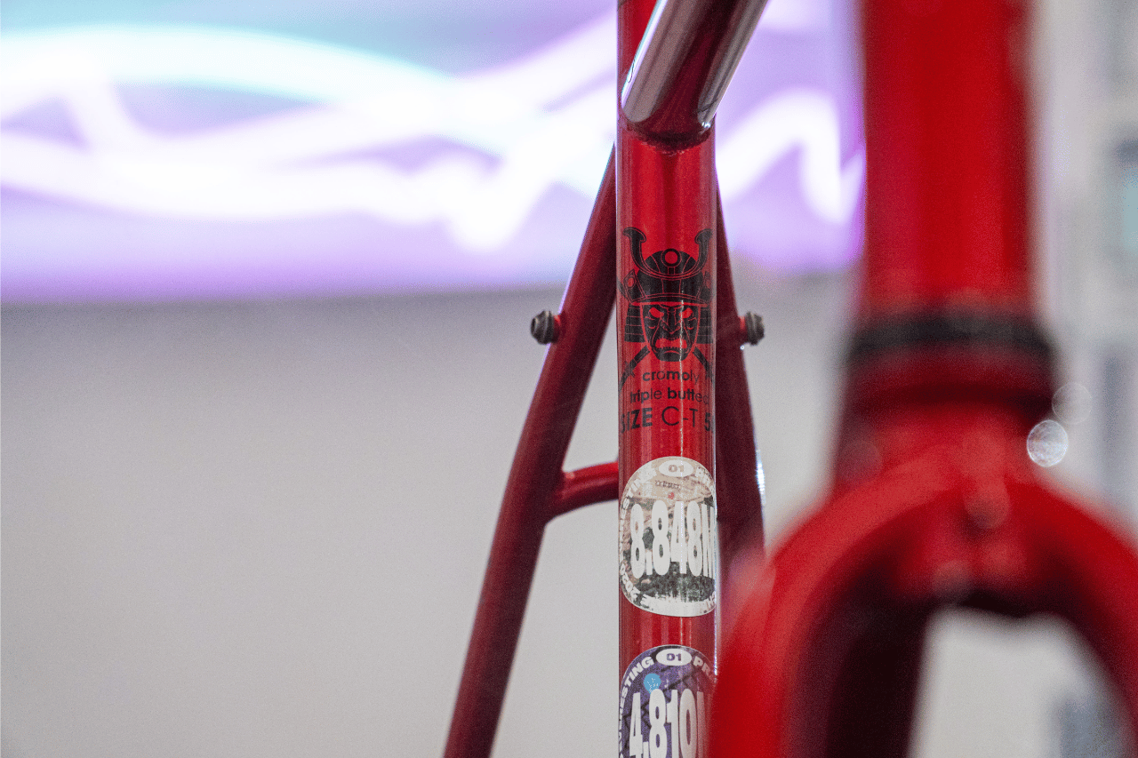 Jak jsme postavili ultimátní cestovatelský gravel s rovnými řídítky (a proč to dává smysl)