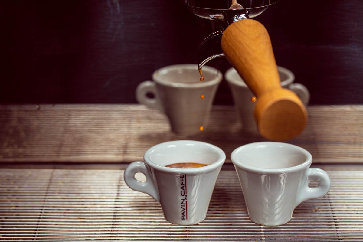 Espresso příprava s kapkami detail