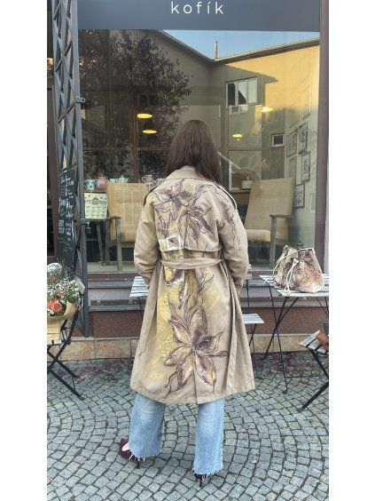 Malovaný trenchcoat