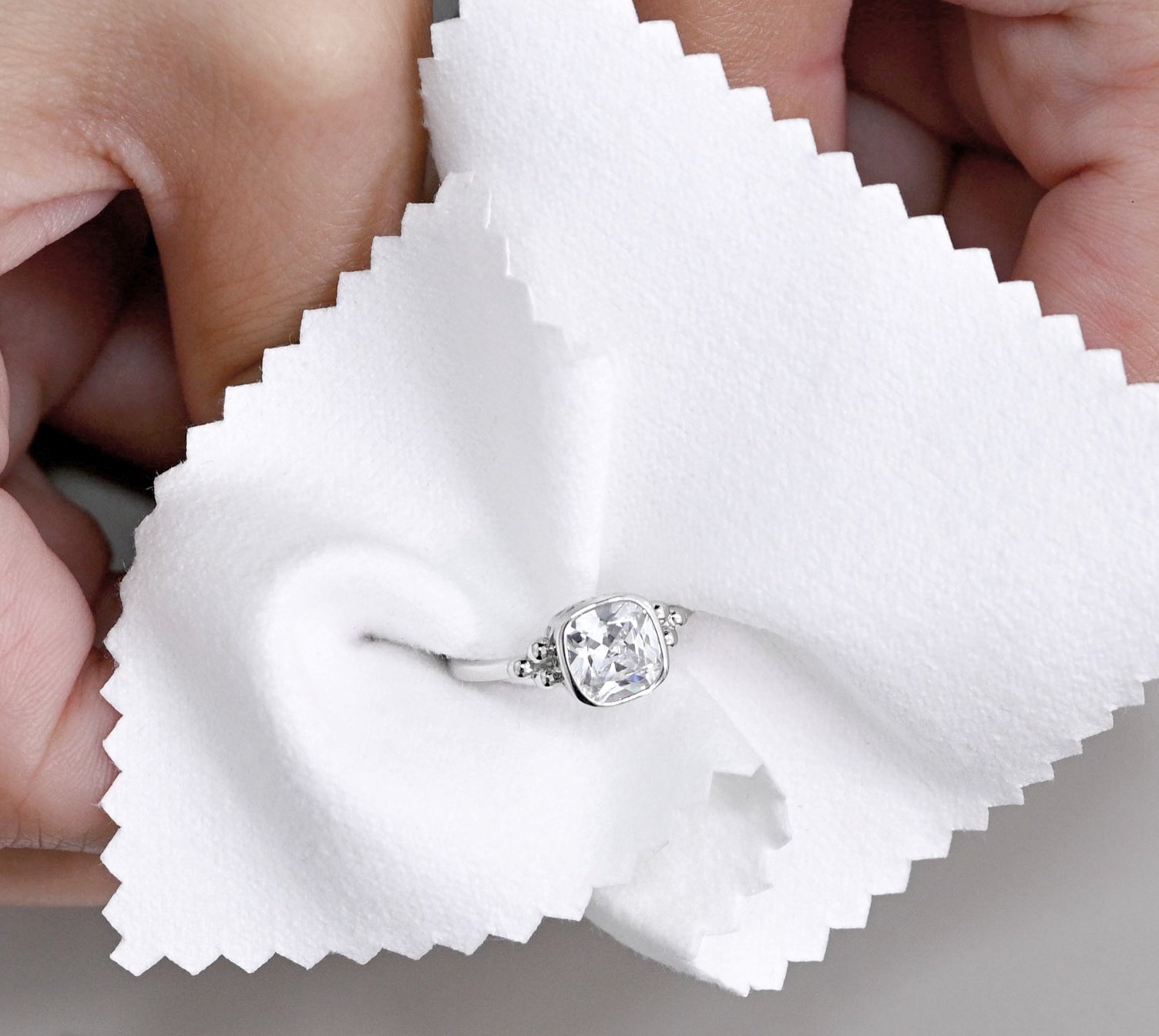 Když šperk ztratí lesk: 7 způsobů, jak vyčistit stříbro doma