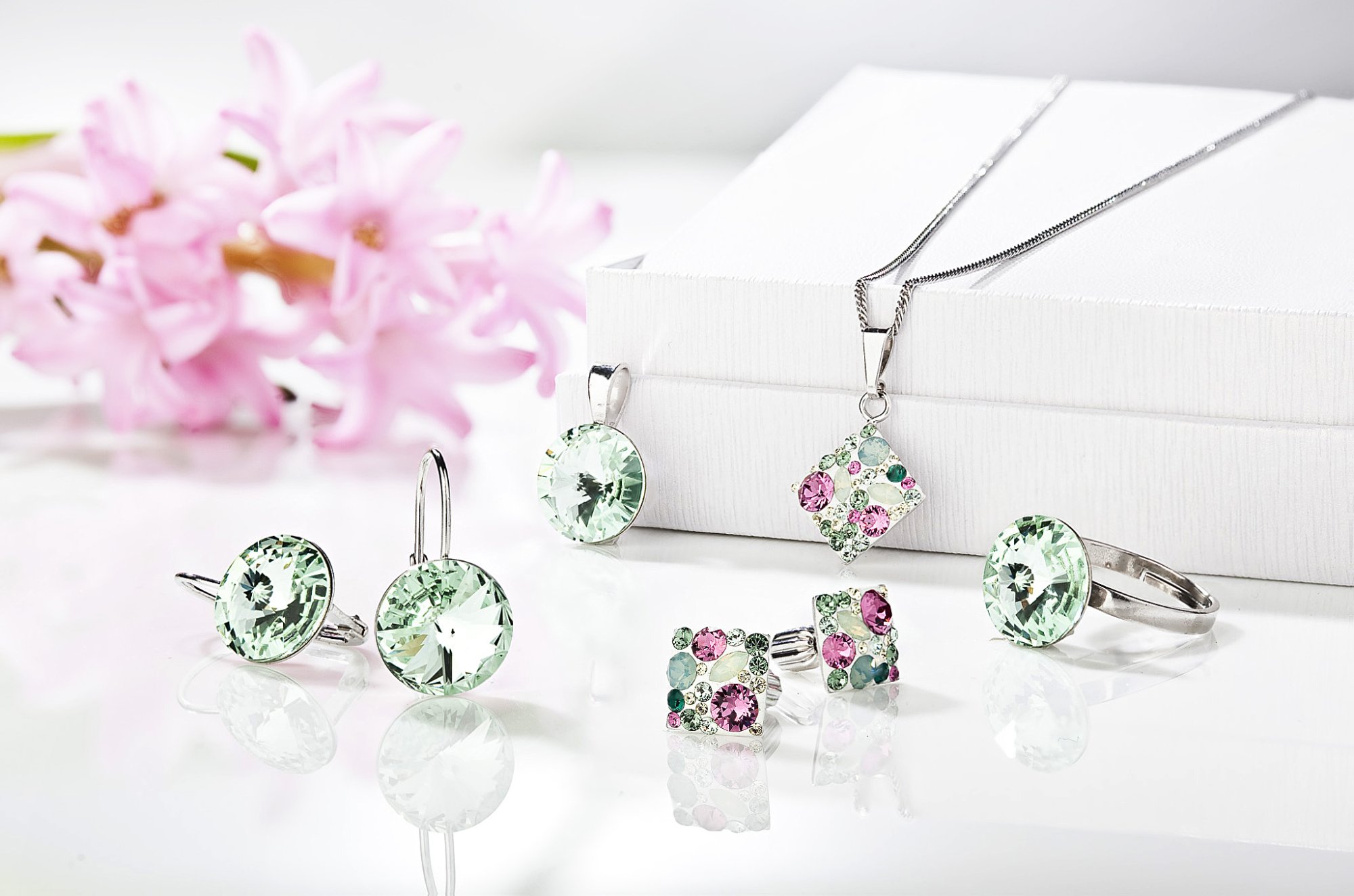 Hogyan készülnek a Swarovski kristályok és milyen a felületkezelésük