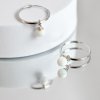 31931 1 stribrne nausnice kruhy s kulickou z bileho syntetickeho opalu 11410 1 white