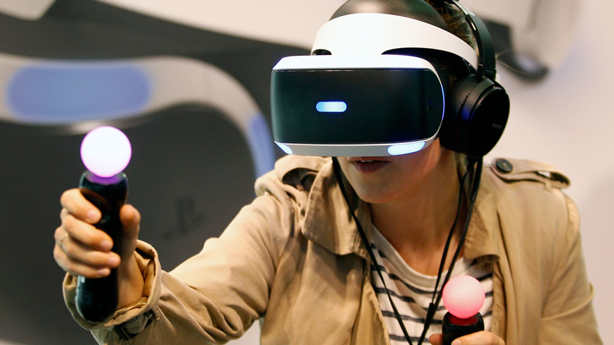Dievca s okuliarmi virtuálnej reality hrá hru