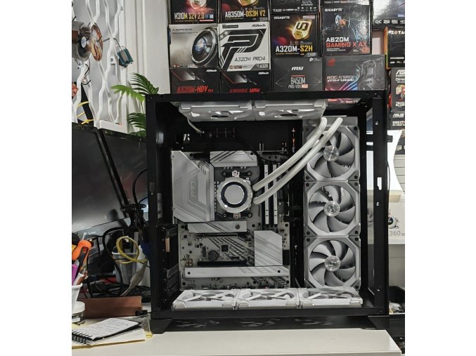 Lian Li RYZEN 9 9900X B&W RGB Edition PC –Gaminghez és tartalomkészítéshez