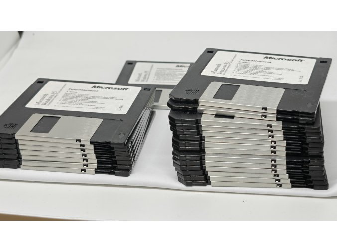 Microsoft Windows 95 — telepítő floppy lemezek (20 db + 1 service disk)