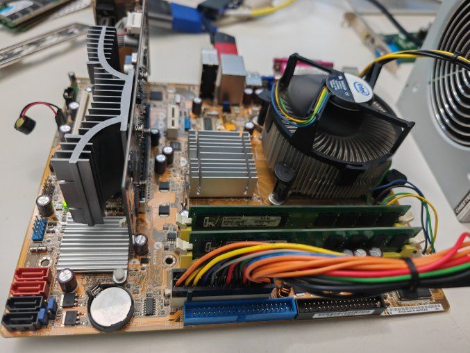 ASUS P5PL- VM LGA 775 Core2 E4400 4GB DDR2 retró félkonfig