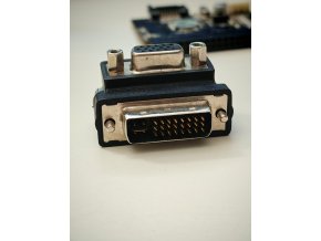 DVI - VGA átalakító adapter, 1x DVI dugó 24+5 pól. - 1x VGA aljzat 90°, fekete