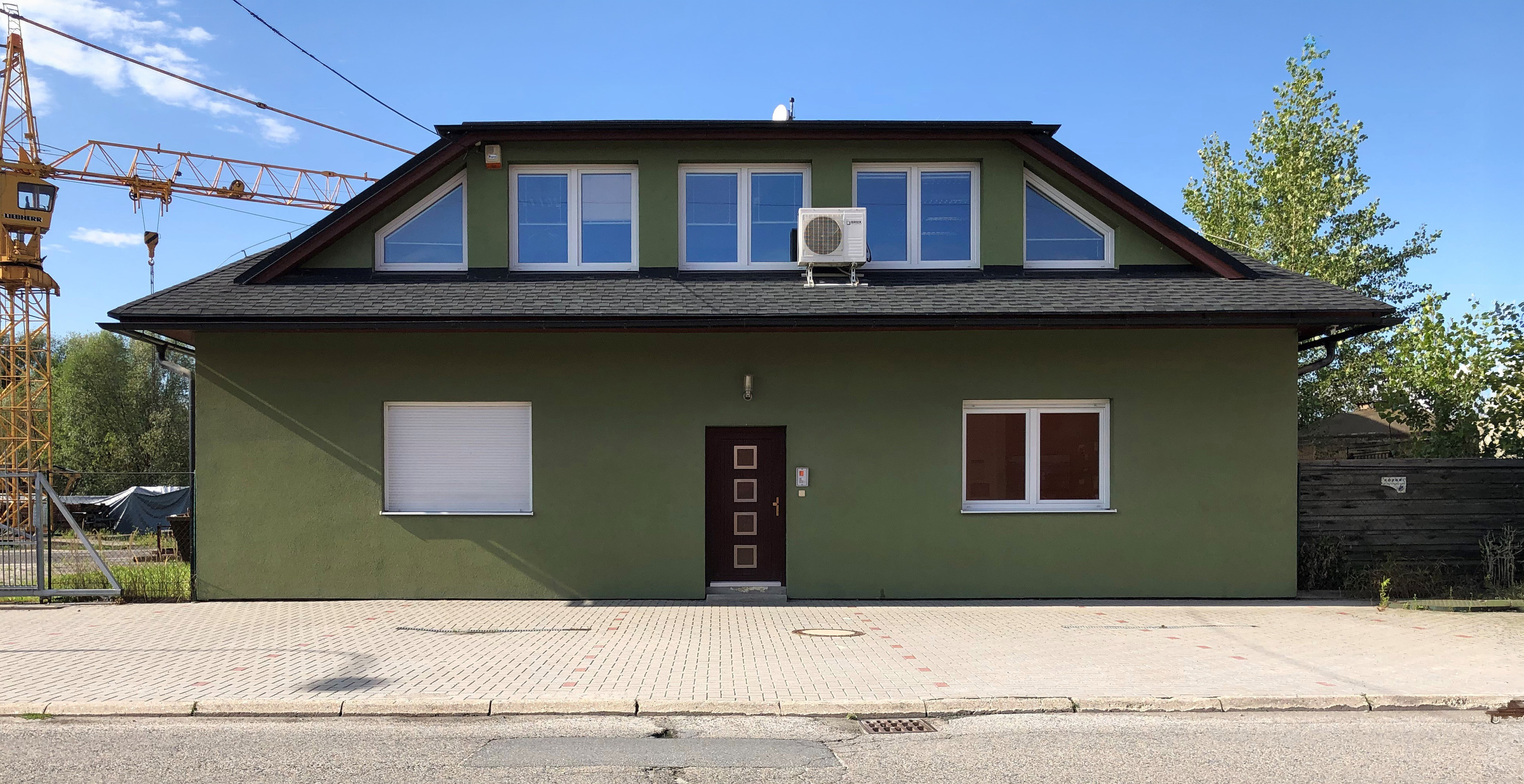 Zelená budova a parkování