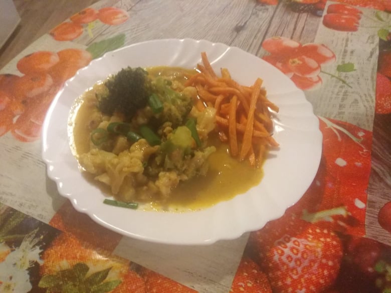 Zelenina na kokosovej omáčke s batátovými hranolkami