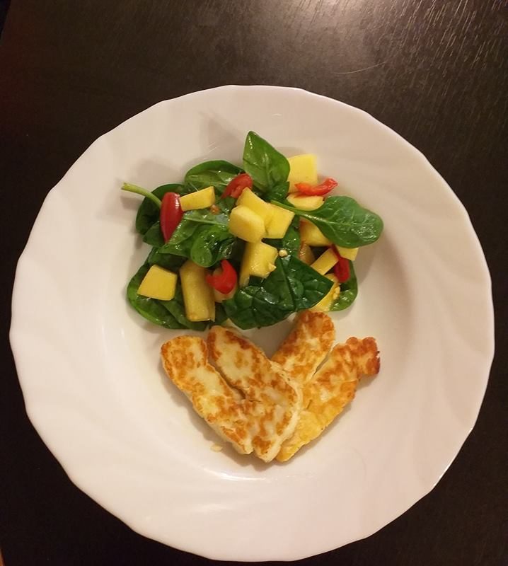 Špenátový šalátik s mangom a grilovaným syrom halloumi