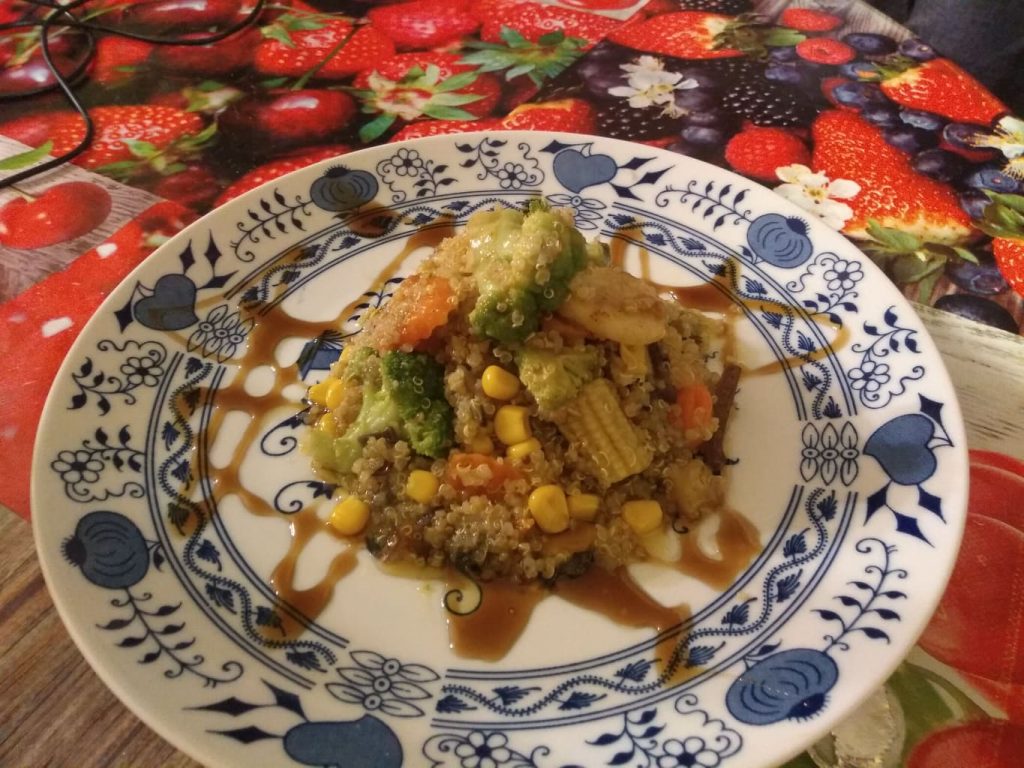 Miešaná quinoa so zeleninou a dubákmi.