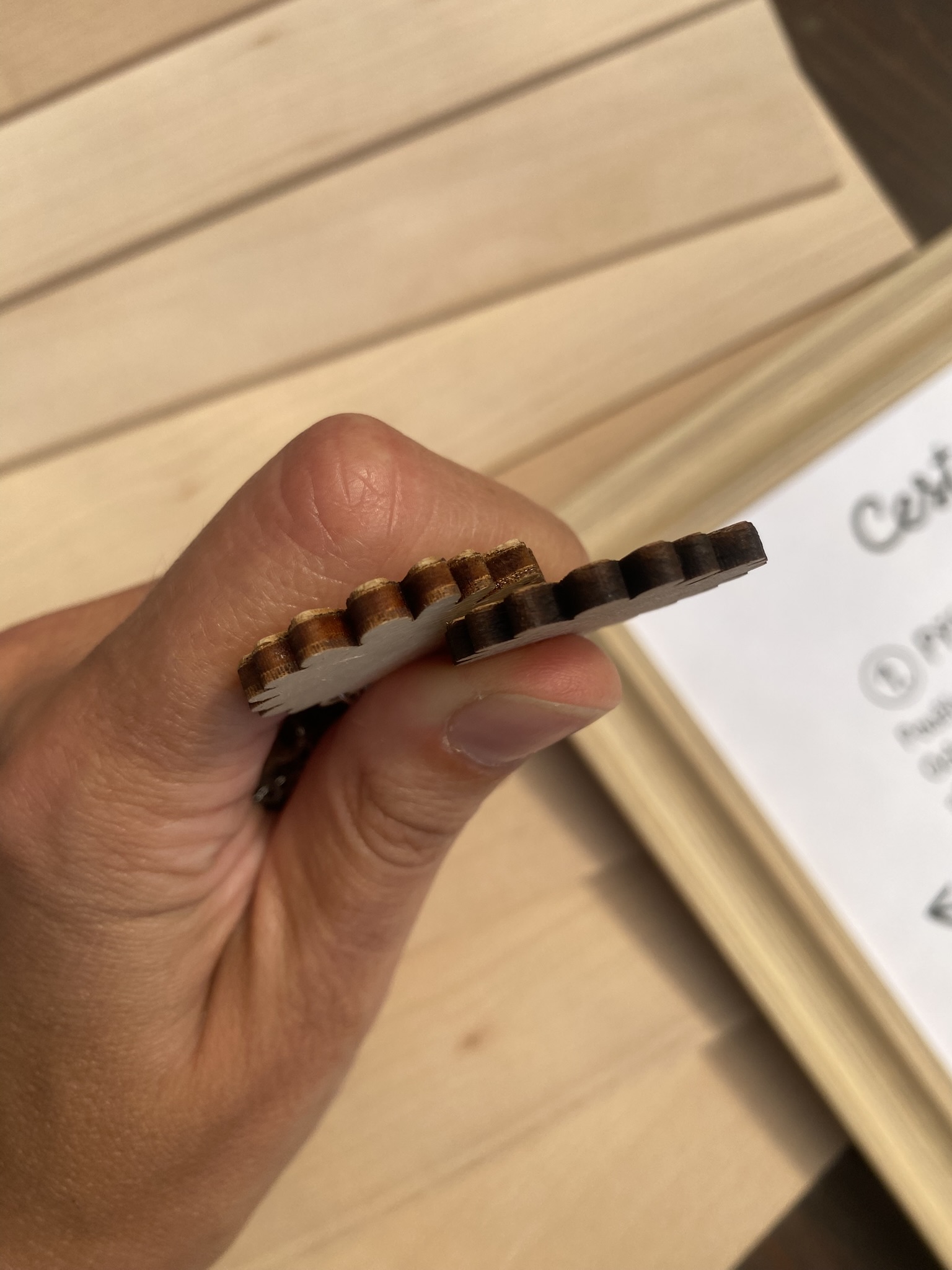 Detail hrany masivního dřeva a vrstvené překližky