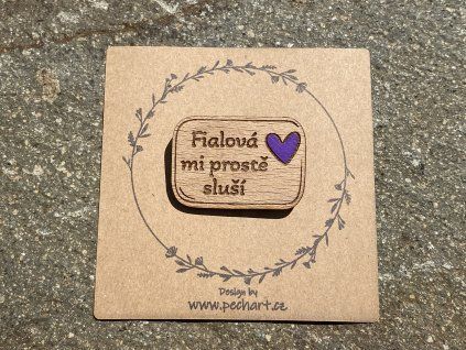 Brož "Fialová mi prostě sluší"