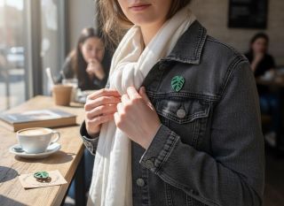 Brože nejsou jen na klopy sak. 🧥 Skvěle oživí kabát, svetr i šaty a nosit je můžete mnohem hravěji, než se zdá. Kam brož...