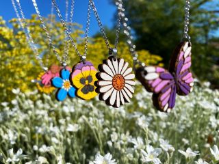 Jaro volá! 🌷 A tyhle náhrdelníky taky 😍 • vyrobeny z masivního dřeva • žádná lepená překližka • ručně malované s láskou •...