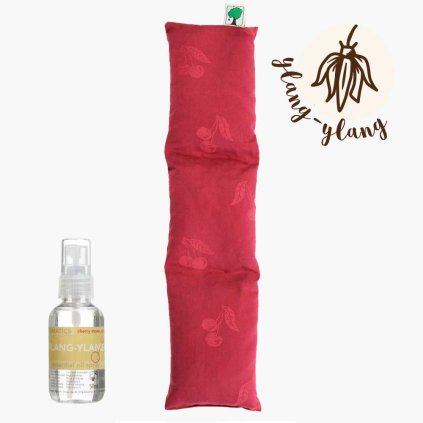 Hřejivý polštářek s třešňovými peckami s přiloženým vonným olejem ylang-ylang je ideální pro domácí aromaterapii.