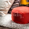 Červený puf je originální doplněk do každého interiéru
