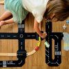 TODDLEROAD 2201 ŽELEZNIČNÍ PŘEJEZD S DOPLŇKY - flexibilní silnice - 8 silikonových puzzle dílů