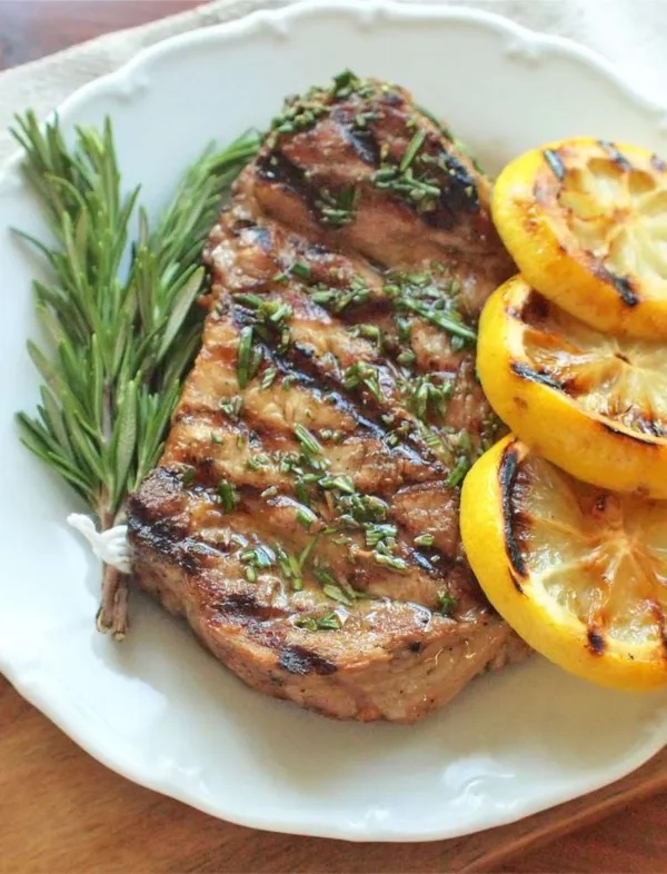 Grilovaná bravčová krkovička v bylinkovej marináde