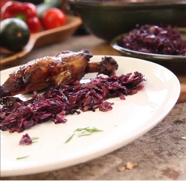 Pomaly pečené husacie stehno na jablkách s červenou kapustou