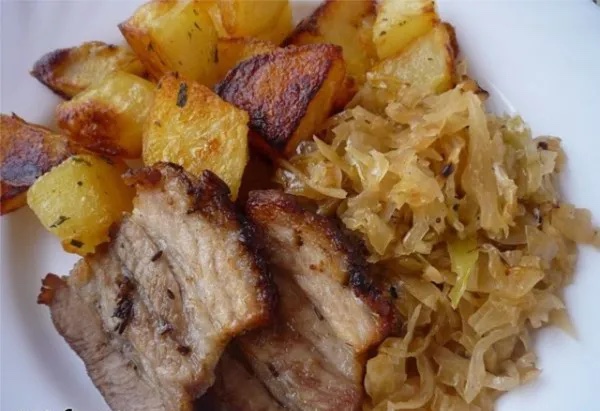 Gazdovský pečený bôčik so zemiakmi a kyslou kapustou