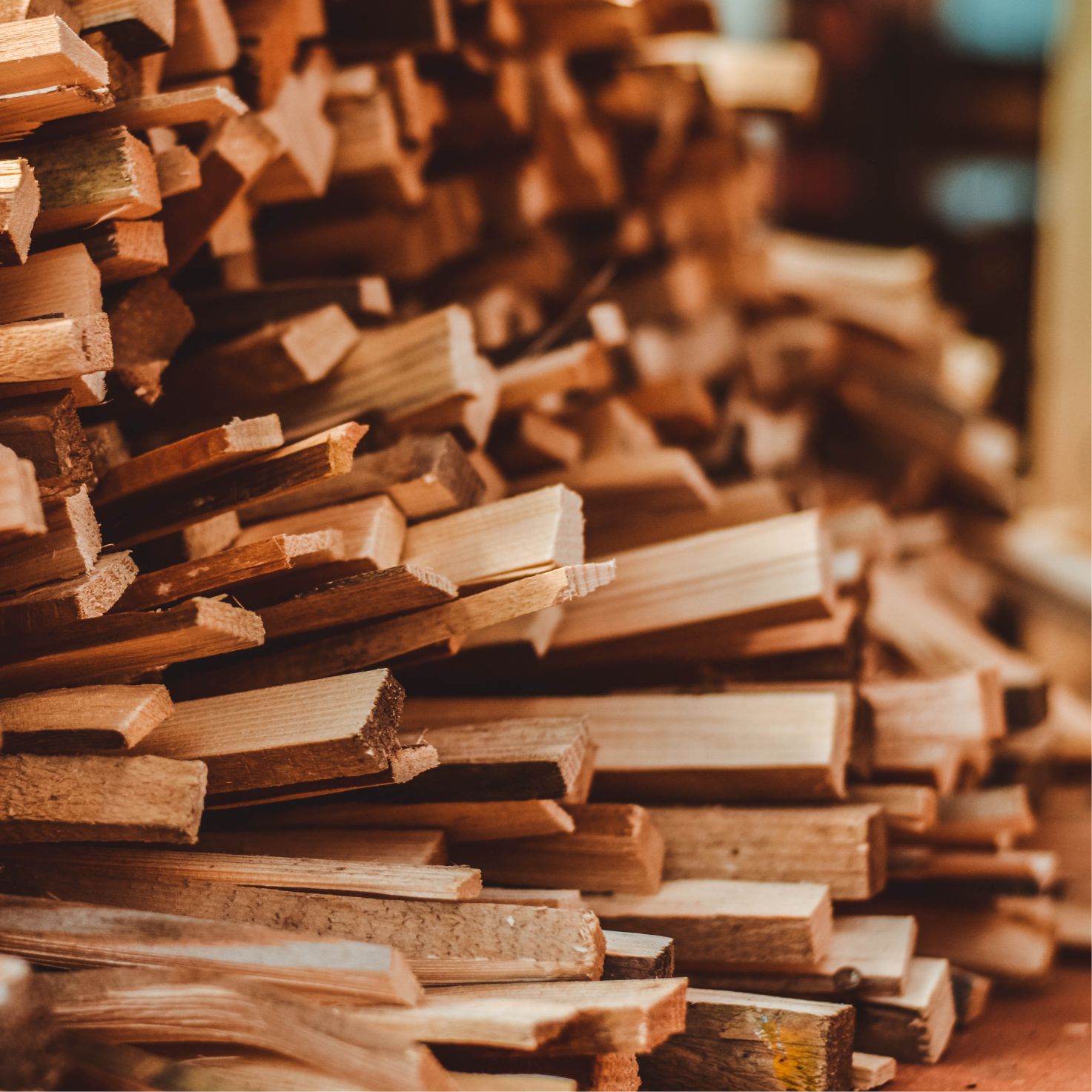 Do pece je najlepšie suché štiepané drevo pripravené na kúrenie