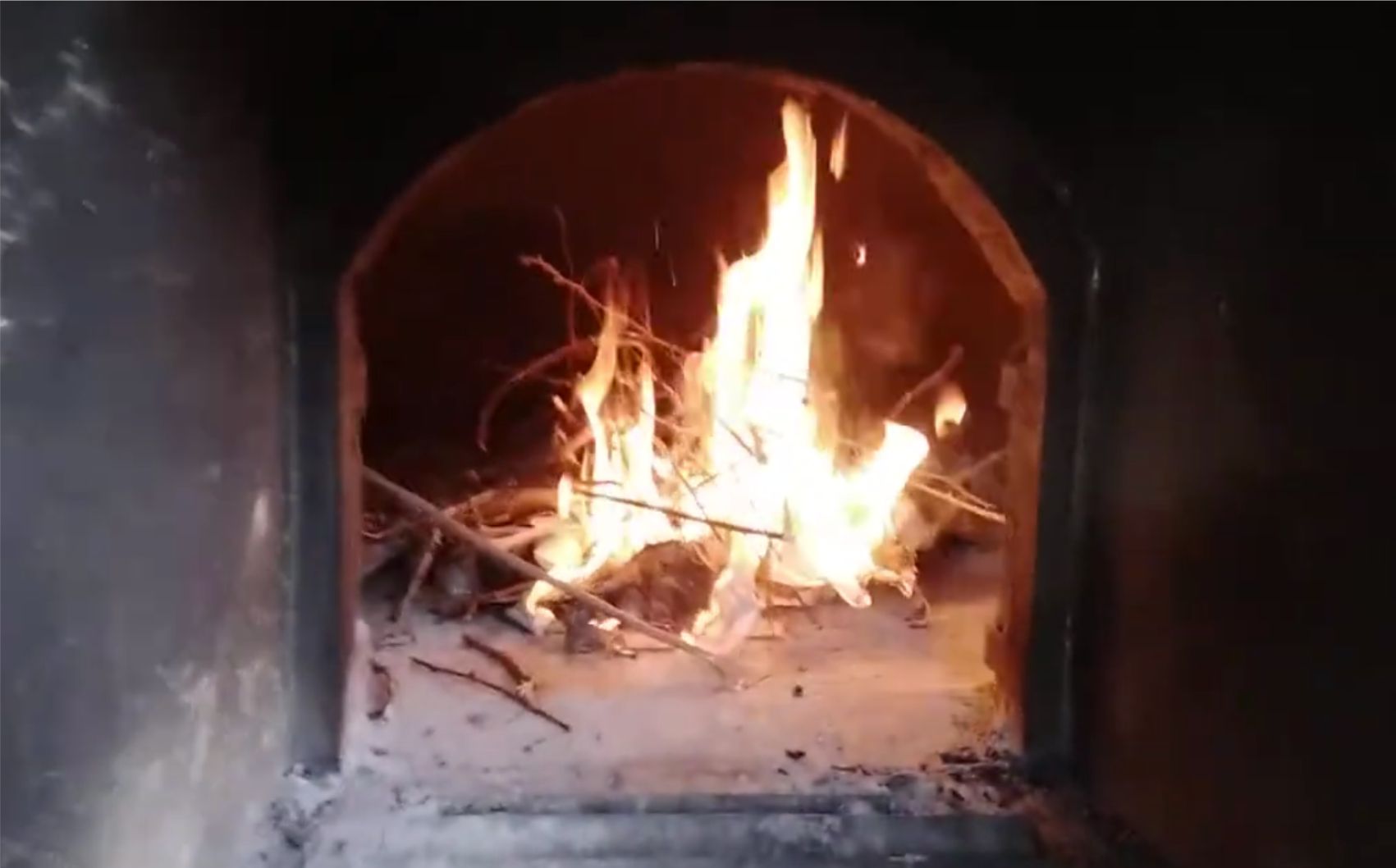 Suché konáre z ovocných stromov sú tiež ideálne na vykurovanie pece