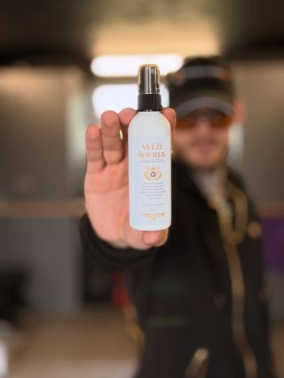 Myslel sis snad, že když děláme parfém do auta, bude se jmenovat „Ocean Breeze“? 😄 Tak tady ho máš. Poprvé oficiálně....