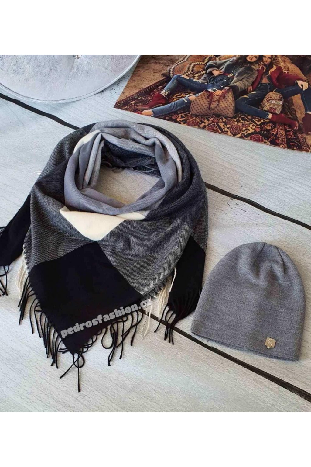 Sladný set čepice a šátku v kombinaci černé, šedé a krémové barvě