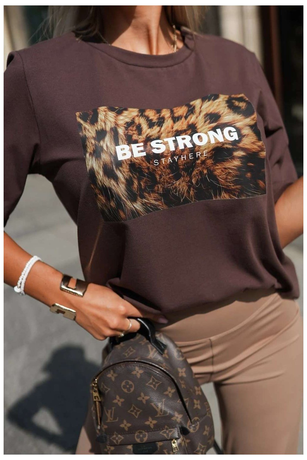 Trendy dámské tričko s krátkým rukávem Stay Here s nápisem BE STRONG hnědé