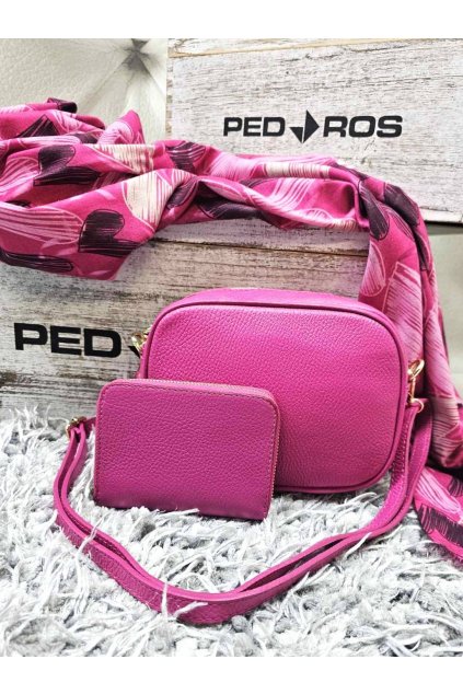 Sladěný set kožené kabelky, kožené peněženky, a šály v růžové barvě
