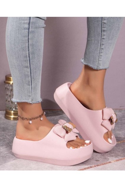 trendy dámské letní pantofle světle růžové .