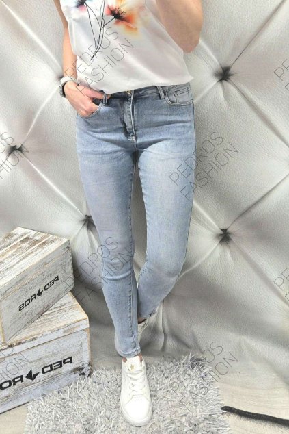 Trendy dámské elastické jeansy ve větších velikostech světle modré netrhané