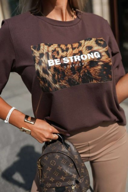 Trendy dámské tričko s krátkým rukávem Stay Here s nápisem BE STRONG hnědé