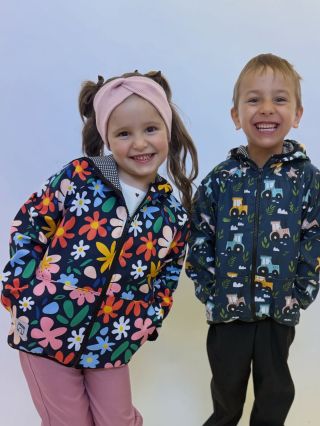 Tak je pro vás máme ❣️ Softshellové bundy bez zateplení . Na teplejší jaro 🌼 a léto 🌻. Nepromokavé, prodyšné, lehoučké....