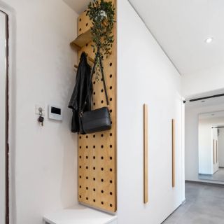 Předsíň 💙 Bílá barva v kombinaci s pegboardem z břízy 🪵 rozzáří vstupní prostor bytu. Tentokrát jsme nakombinovali šatní...