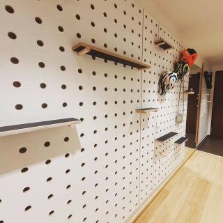 Pegboard se zdá být tím nejlepší řešením do každé předsíně ✅ Tentokrát pegboard našel své místo v dlouhé předsíni...