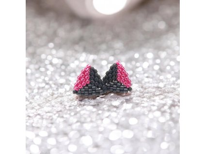 Ručně vyráběné náušnice z japonských korálků v trojúhelníkovém tvaru, černo růžové