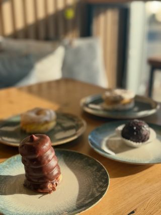 Něco nového pro sladké ráno i odpolední pauzu ☕️🍰 Máme nové dezerty a od nového roku také prodlouženou otevírací dobu 🤩 🕒...