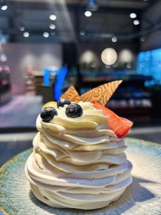 Dva dezerty, jedna otázka… 🤍 Který si dáš ty? Stav se na něco sladkého 🍰 Těšíme se na tebe #dezert #kavarna #bistro...