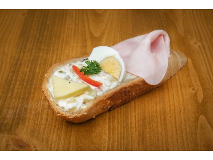 Vícezrnný chlebíček s bramborovým salátem