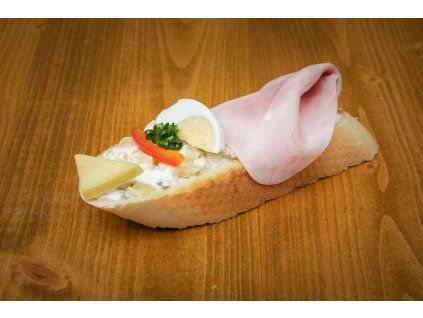 Chlebíček s vlašským salátem