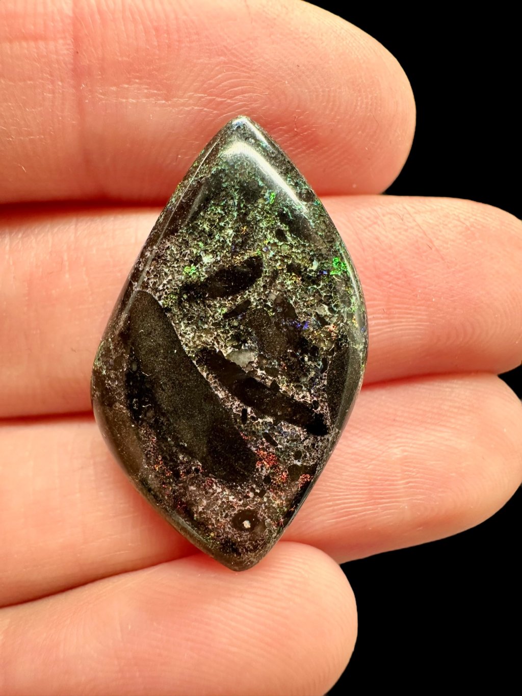 Australský opál 13,8ct – Kabošon – Andamooka, Austrálie