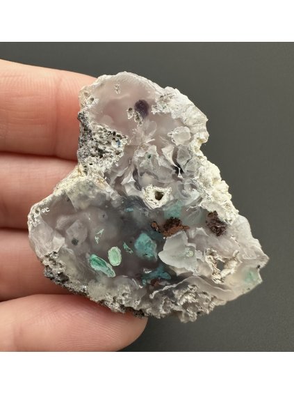 Chryzokol s přírodní mědí – Ternate, Indonésie