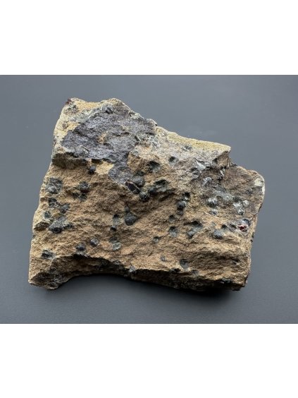 Böhmischer Granat (pyrop) – Linhorka u Stareho, CZ
